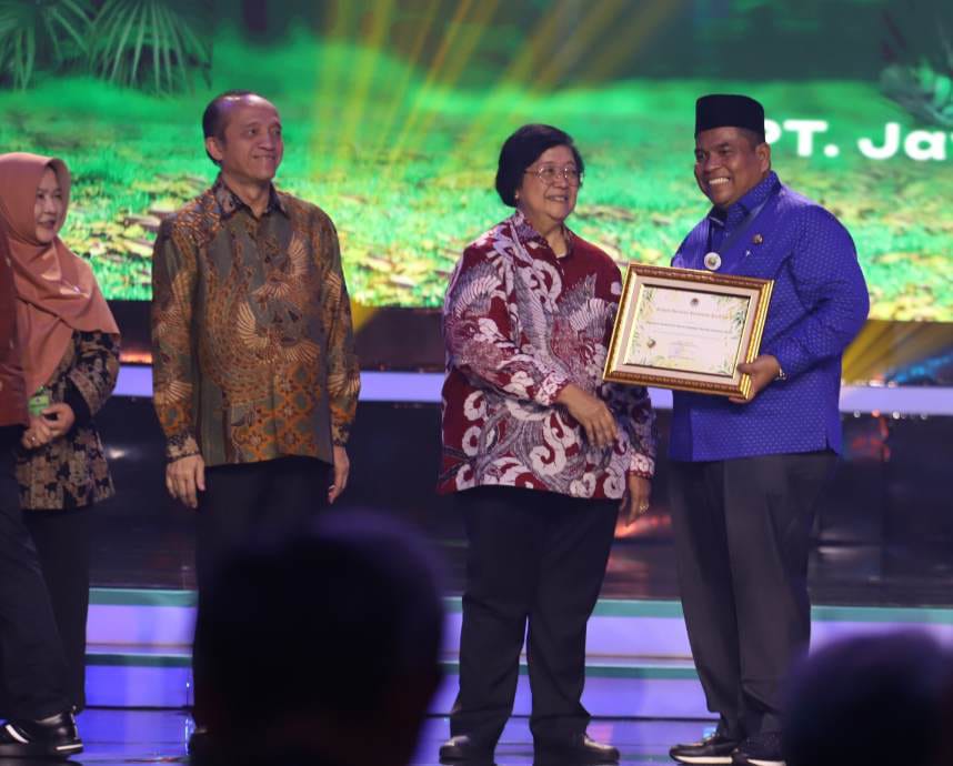 Bupati Suhatri Bur Terima Dua Penghargaan dari Kementerian LHK RI
