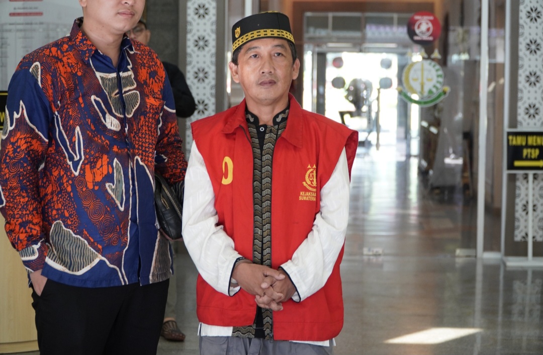 PENYERAHAN TERSANGKA R DAN BARANG BUKTI TINDAK PIDANA KORUPSI JARINGAN INSTALASI KOMUNIKASI DAN INFORMASI LOKAL DESA KAB. MUSI BANYUASIN