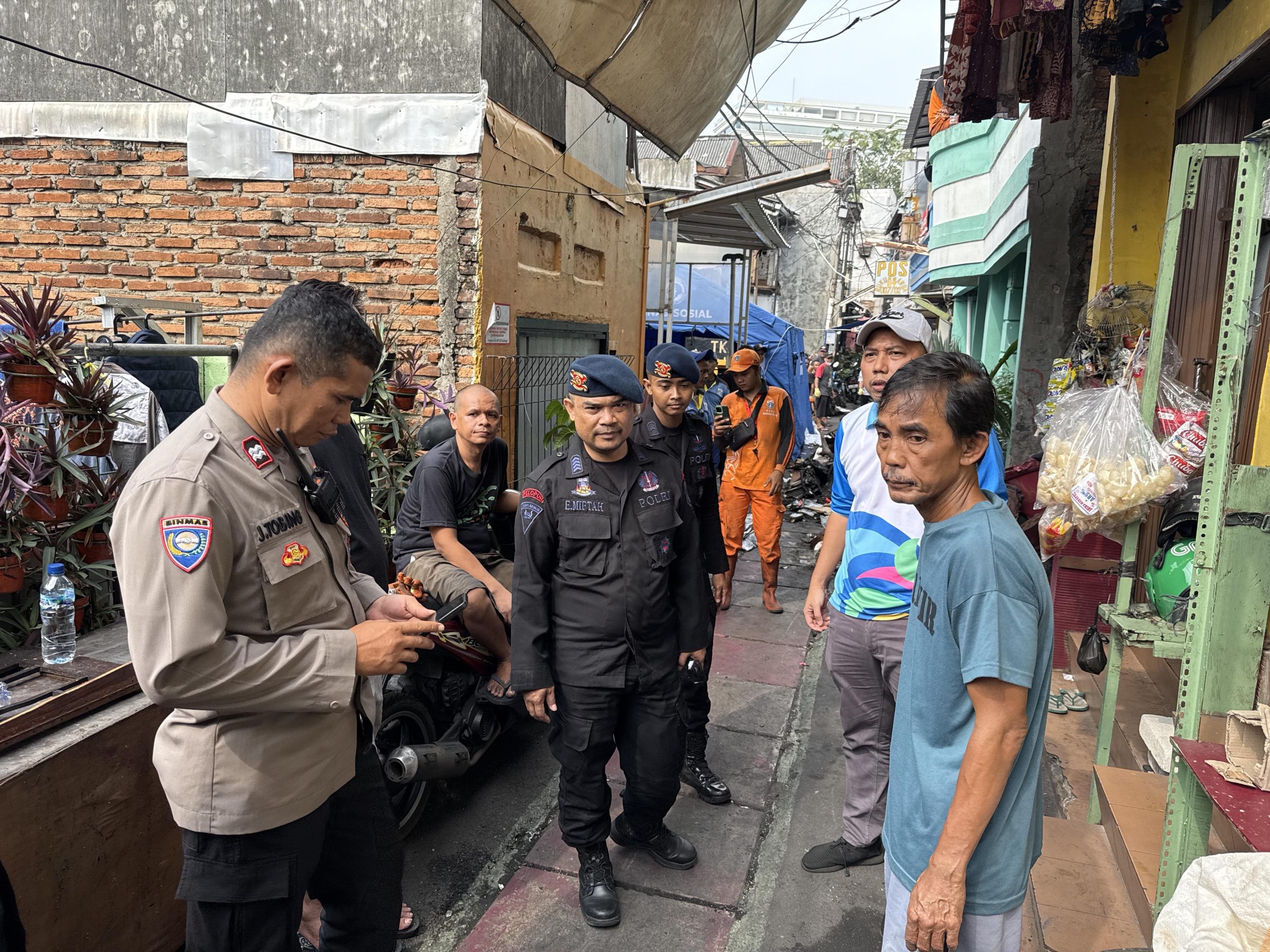 Brimob Polda Metro Jaya Bersama Warga Gelar Kerja Bakti Pasca Kebakaran di Kwitang
