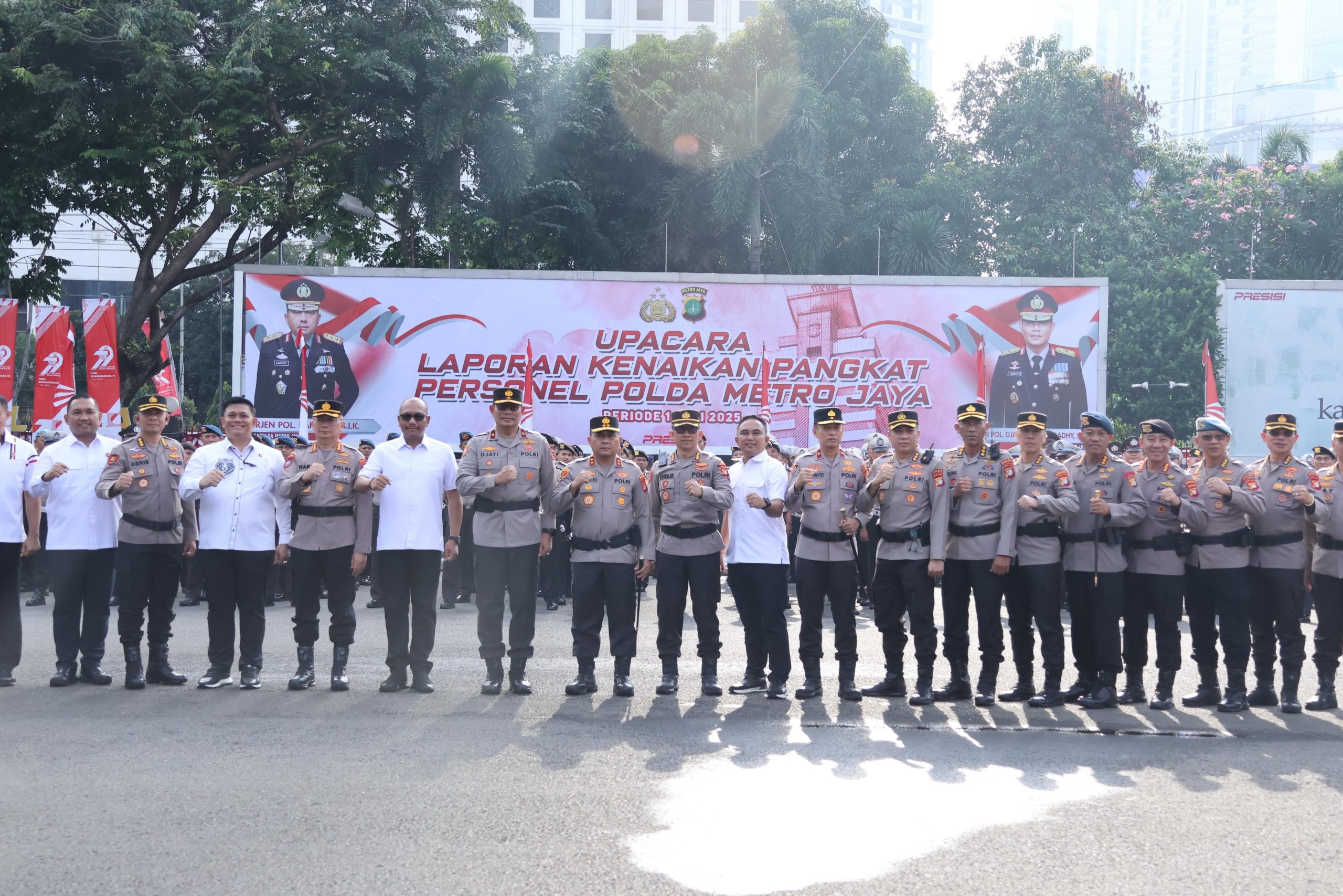 Kapolda Metro Jaya Pimpin Upacara Kenaikan Pangkat 886 Personel, 12 Diantaranya Terima Kenaikan Pangkat Pengabdian